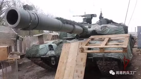 Đánh giá về tính năng của T-90M, nó hoàn toàn có thể đè bẹp nhiều loại xe tăng khác nhau, hiện được trang bị trong Quân đội Ukraine (thậm chí là nhiều loại xe tăng phương Tây viện trợ); nên việc đạt được chiến thắng như vậy, trong lần thực chiến đầu tiên, không có gì là ngạc nhiên.