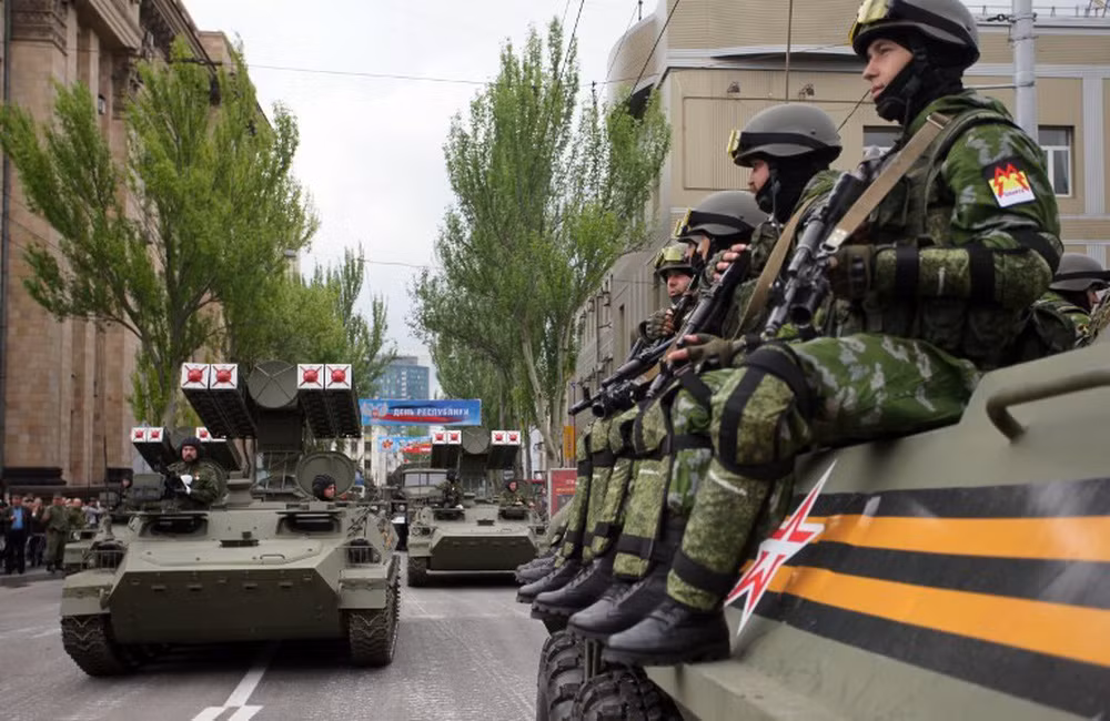 Các lực lượng dân quân ở hai nước cộng hòa tự xưng Donetsk (DPR) và Luhansk (LPR) có hai tiểu đoàn phòng không với sự giúp đỡ của Nga, họ được trang bị hàng chục hệ thống tên lửa phòng không cá nhân di động 9K38 Igla, cũng như Arrow-10, 9K33 Osa và các phương tiện phóng tên lửa đất đối không di động tầm ngắn khác.
