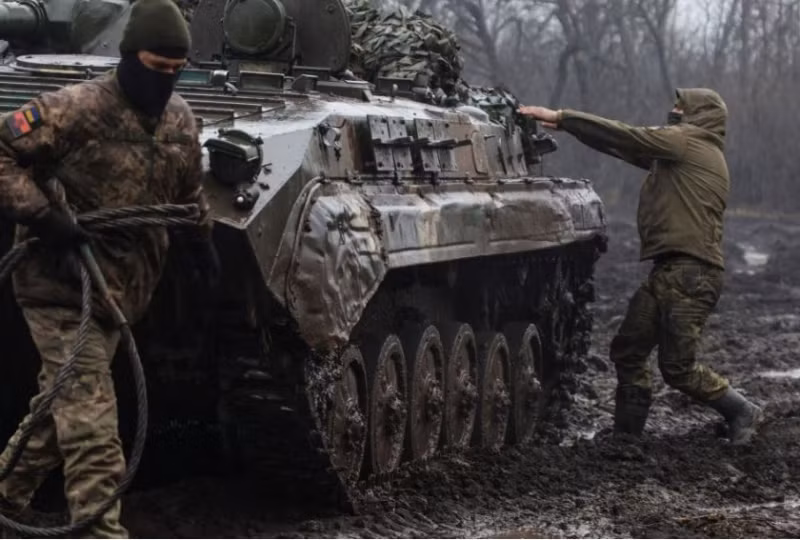 Trang bị chủ yếu của Quân đội Ukraine tại Bakhmut hiện nay là xe bọc thép chở quân M113, M117 do Mỹ sản xuất, xe tăng chiến đấu chủ lực T-72 do Liên Xô sản xuất; pháo tự hành PZH2000 của Đức, pháo tự hành bánh hơi Caesar của Pháp; pháo tự hành M109 và xe kéo M777 của Mỹ cùng một số phương tiện vận tải. 