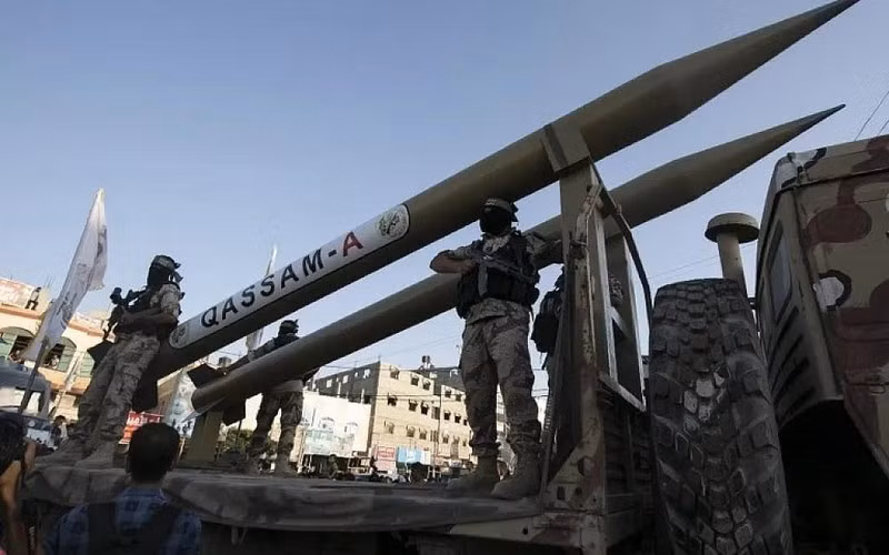 Ví dụ như bệ phóng tên lửa được Hamas lại tự chế tạo ra nó với tầm bắn khoảng 10 km. Loại vũ khí này đơn giản đến mức chỉ có một bệ phóng, một người phóng; sau khi phóng xong họ vứt đó bỏ chạy.
