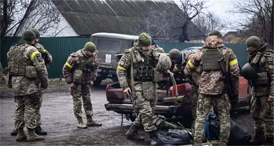 Hiện tại, quân đội Ukraine đang chờ đợi viện binh, nhưng theo một số thông tin, nguồn nhập ngũ trẻ khỏe của Ukraine hiện đã hết và giờ chỉ còn chờ vào những nguồn tân binh tuổi cao, và chất lượng không thể bằng những tân binh huy động từ đầu cuộc chiến; thậm chí phải huy động lực lượng tới 60 tuổi.