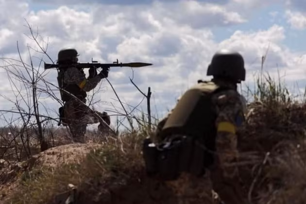 Hiện tại, quân đội Ukraine ở Bakhmut đã bị quân đội Nga bao vây, giờ họ chỉ có thể chờ viện binh từ bên ngoài. Điều này cũng khiến cuộc sống của quân Ukraine phòng ngự ở đây trở nên khó khăn, thương vong hàng ngày không ngừng tăng lên, ngay cả xe cứu thương cũng có đủ. 