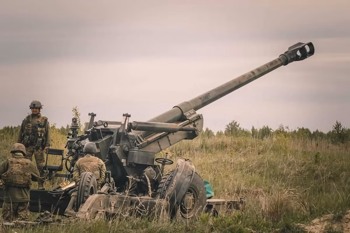 Khẩu lựu pháo bi phá hủy là pháo xe kéo 155 mm FH-70 mà Italy viện trợ, được Quân đội Ukraine bố trí trong rừng để che mắt UAV trinh sát của Nga. Nhưng với một đòn tấn công chính xác bằng UAV tự sát Lancet của lính dù Nga, khẩu pháo bị phá hủy hoàn toàn. 