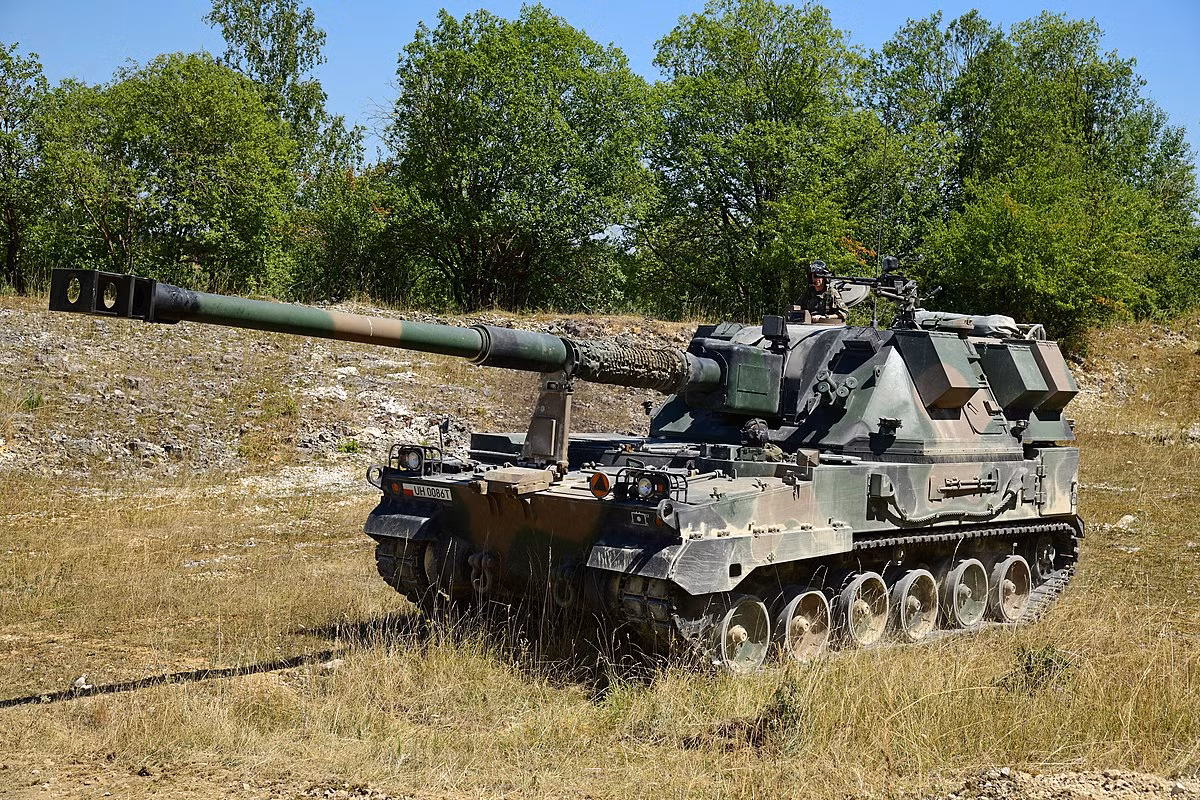 Pháo tự hành Krab (Con cua) được phát triển bởi công ty sản xuất vũ khí Huta Stalowa Wola của Ba Lan. Pháo kết hợp giữa khung gầm pháo tự hành K9 Thunder của Hàn Quốc với tháp pháo AS-90M Braveheart của Anh, dùng pháo Nexter Systems của Pháp và hệ thống điều khiển hỏa lực Topaz do WB Electronics của Ba Lan. 