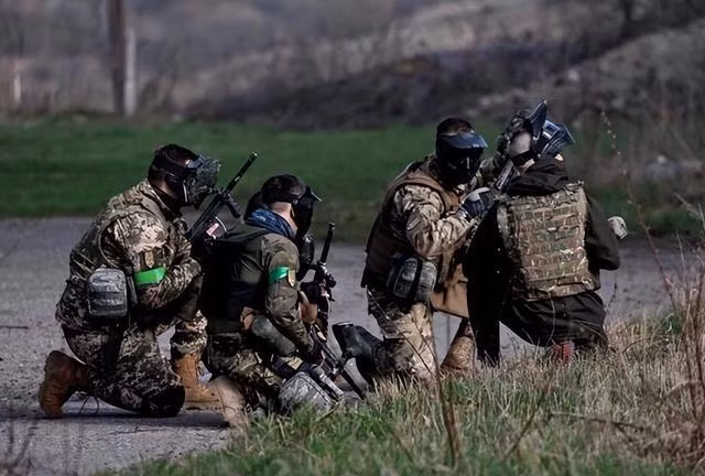 Trên thực tế, ngay cả khi chiến dịch đổ bộ của Ukraine thành công, thì họ cũng không thể tiến sâu từ Mũi Kinburn đến tả ngạn Kherson, bởi vì quân Ukraine chỉ được trang bị vũ khí nhẹ, sử dụng xuồng cao tốc đổ bộ lên bãi biển, nên không thể chọc thủng tuyến phòng ngự vững chắc của quân Nga.