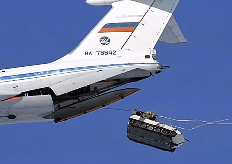 Ngay sau đó, lính dù Nga đã thực hiện một cuộc hành quân chia cắt xuống Kiev bằng những chiến xa của lính dù và cơ động đến các khu vực Gostomer và Butcha. Tuy nhiên, lực lượng này đã bị quân cơ động Ukraine phục kích nhiều lần và bị tổn thất.