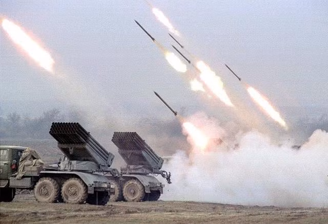 Quân đội Nga ở khu vực Donbass đã chiến đấu trong hơn 2 tháng và chiều sâu tiến công chỉ được hơn 20 km; như vậy tốc độ tiến quân trung bình khoảng vài trăm mét một ngày. Những trận đánh kết hợp giữa pháo bầy và tăng-thiết giáp, trở thành cuộc chiến tiêu hao ác liệt.