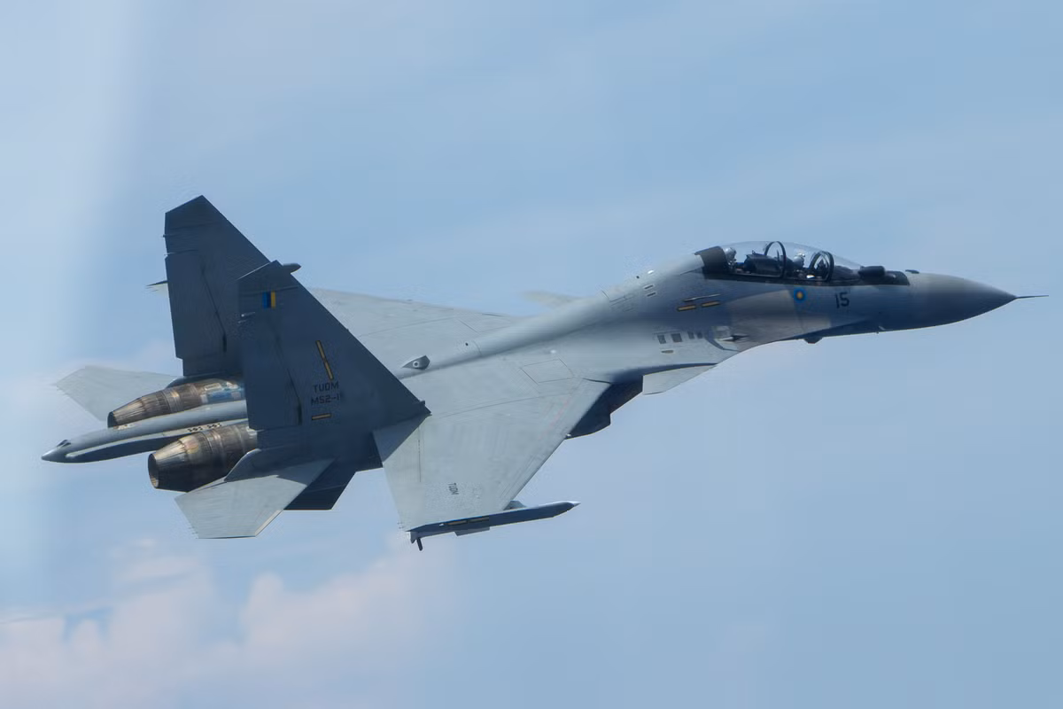 Ngoài ra, nước này cũng đang biên chế 18 máy bay phản lực Sukhoi Su-30MKM Flanker-H do Nga chế tạo. Su-30MKM được mua lại vào năm 1997 và đã được nâng cấp trong thập kỷ qua.