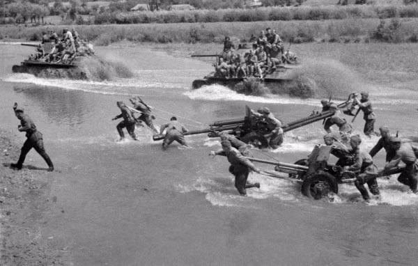 Trong Thế chiến thứ hai, chiến dịch Dnieper bi thảm đã diễn ra tại Kherson. Các bên tham chiến bị thương vong khoảng 2,7 triệu người trong chiến dịch vượt sông Dnieper. Giờ trên chiến trường tại đây, quân Nga và Ukraine có thể cũng sẽ phải trả một cái giá rất đắt.