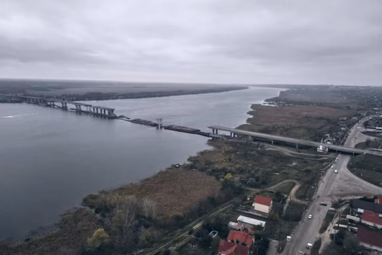 Theo phán đoán, rất có thể ý định của Quân đội Ukraine là vượt sông Dnieper, nhằm mở mặt trận ở phía nam và cắt đứt đường bộ từ lãnh thổ Nga đến bán đảo Crimea. Nhưng đây thực sự sẽ không phải là nhiệm vụ dễ dàng, bởi sông Dnieper là rào cản tự nhiên rất khó vượt qua.