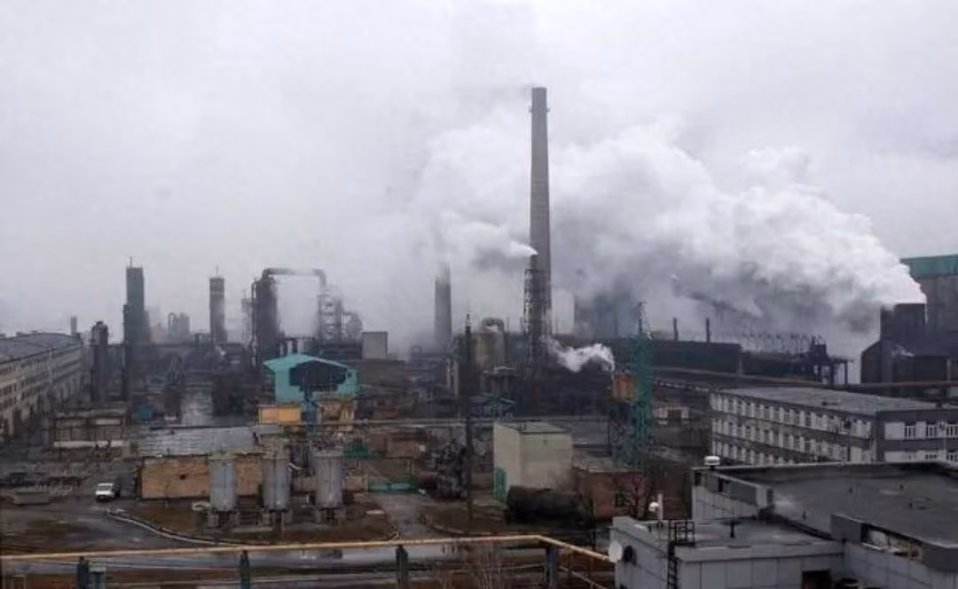 Quân đội Ukraine đã sử dụng các tòa nhà và cơ sở vật chất trong khu công nghiệp để xây dựng hệ thống phòng thủ phức hợp, nhằm ngăn chặn trực tiếp các cuộc tấn công của quân đội Nga từ hướng thành phố Donetsk sang.