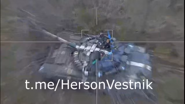 Một video ghi lại cảnh một UAV tự sát của Nga lao vào tấn công một chiếc xe tăng của Quân đội Ukraine vừa được truyền thông Nga đăng tải. Theo đó, một chiếc UAV Lancet, đã lao thẳng xuống mục tiêu. Vào giây phút cuối cùng, một thành viên của tổ lái xe tăng Ukraine đã cố gắng thoát ra qua cửa sập của tháp pháo.