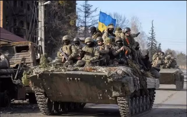 Tuy nhiên, vì Kharkov rất quan trọng nên dù quân Ukraine biết trước là khó khăn, nhưng họ vẫn kiên cường chống cự. Hiện tại, quân Nga vẫn chưa chọc thủng được tuyến phòng thủ chính của Kharkov trên diện rộng; do vậy Ukraine vẫn còn thời gian để huy động lực lượng tinh nhuệ từ các mặt trận khác đến hỗ trợ. 
