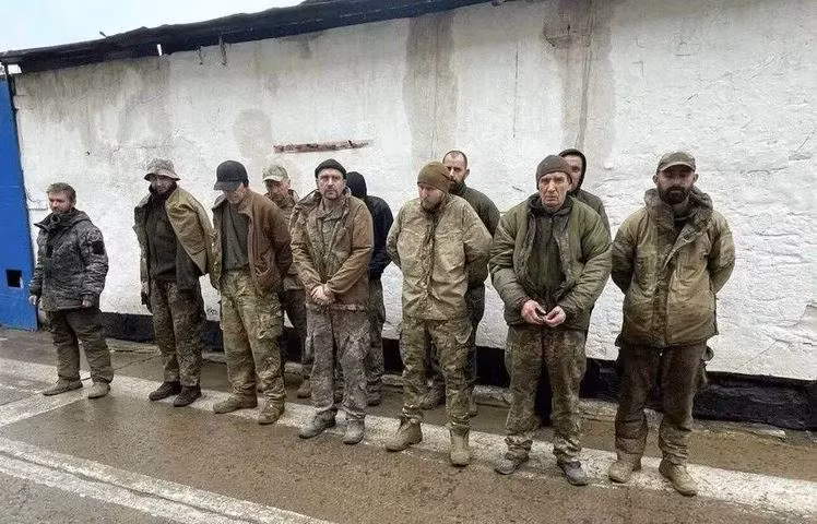 Chỉ huy trung đội Ukraine xin đầu hàng là Trung úy Alexei Tkach, đã liên lạc với chỉ huy đơn vị Nga tại đó, yêu cầu không nổ súng, cũng như không được đưa họ vào danh sách trao đổi tù binh.