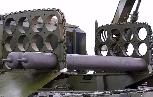 Các phiên bản TOS-1 và TOS-1A của Nga sử dụng đạn kiểu MO.1.01.04 và MO.1.01.04M. Cả hai loại đầu đạn này hủy diệt mục tiêu bằng vụ nổ hóa chất chứa trong tên lửa. Nguyên lý làm việc của đầu đạn này là phát tán một chất cháy đặc biệt thành “đám mây son khí” bao quanh mục tiêu và kích hoạt đám mây để tạo vụ nổ lớn.