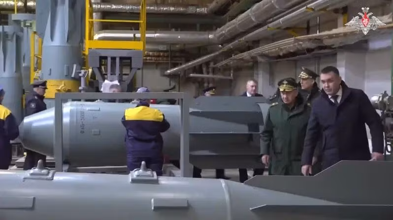 Trái ngược hoàn toàn với việc phương Tây viện trợ quân sự không đủ cho Ukraine, ngành công nghiệp quốc phòng hùng mạnh của Nga đã liên tục cung cấp đủ vũ khí và đạn dược cho quân đội tiền tuyến; thậm chí còn thừa “cất kho”, khiến các nước châu Âu “quan ngại”.