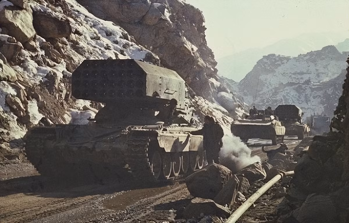Pháo phản lực bắn đạn nhiệt áp TOS-1A Spitfire được phát triển dưới thời Liên Xô vào cuối Chiến tranh Lạnh; vào thời điểm đó, Liên Xô đã phát triển thành công pháo phản lực TOS-1 Spitfire thế hệ đầu tiên và đưa vào sử dụng ở chiến trường Afghanistan.