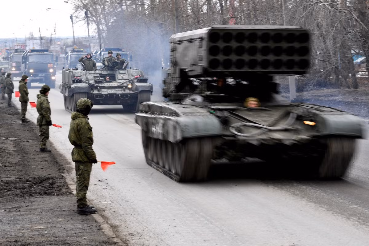 Trên cơ sở phiên bản TOS-1, Nga đã phát triển thành phiên bản TOS-1A và đưa vào trang bị từ năm 2001, với việc thay đổi khung gầm từ xe tăng T-72 sang khung gầm T-90A, bệ phóng được thiết kế lại, tăng tầm bắn của tên lửa và cải tiến máy tính đường đạn. Quân đội Nga đã sử dụng pháo nhiệt áp TOS-1A lần đầu ở chiến trường Chechnya.