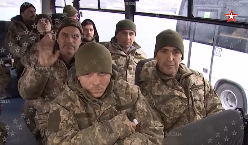 Tuy nhiên, phía Nga sau đó công bố video ghi cảnh lực lượng Ukraine tại đó đã hạ vũ khí đầu hàng, được đảm bảo an toàn rồi sau đó trao trả cho Ukraine. Để giành lại quyền kiểm soát hòn đảo quan trọng chiến lược này, Quân đội Ukraine mới đây đã tổ chức một chiến dịch xâm nhập đặc biệt.