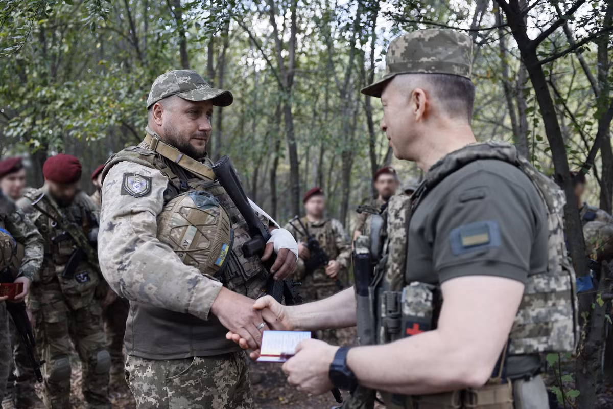 Tình báo Quân đội Nga cho biết, Quân đội Ukraine hiện đã phải rút Lữ đoàn bộ binh cơ giới 42 và Lữ đoàn dù 92 từ Chasov Yar; Lữ đoàn dù 82 và Lữ đoàn bộ binh 71 từ Rabotino ở Zaporizhia. Lữ đoàn bộ binh cơ giới số 57 được huy động từ hướng Kupyansk. Lữ đoàn thủy quân lục chiến 36 và các lực lượng chính quy khác được huy động từ hướng Kherson để tiếp viện cho Kharkov.
