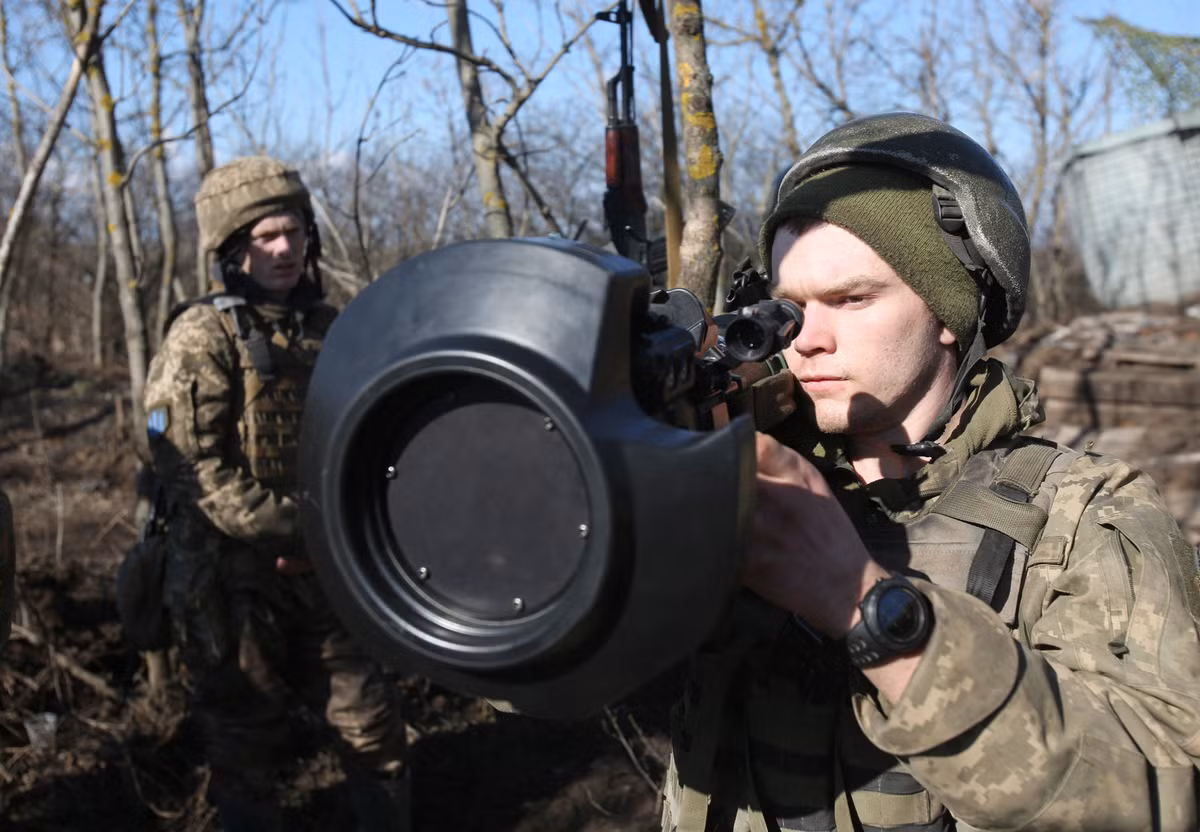Chỉ tính riêng tại chiến trường chính Donetsk, Quân đội Ukraine có hơn 10.000 tên lửa và rocket chống tăng. Với mật độ hỏa lực này, xe tăng Nga rất khó tấn công. Cùng với đó là hệ thống công sự trận địa của Ukraine đã xây dựng ở Bakhmut 8 năm, nên có thể chịu được sức tấn công của quân Nga, mặc dù chấp nhận tổn thất.