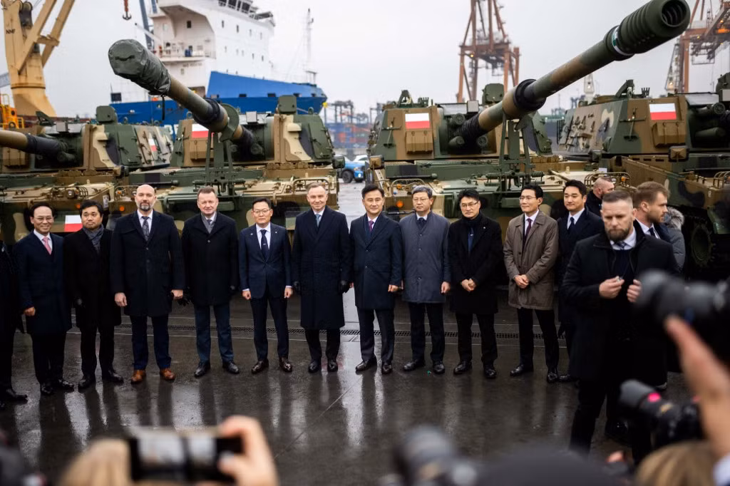 Cuộc xung đột Nga-Ukraine cũng thúc đẩy các nước đẩy nhanh tốc độ hiện đại hóa quân sự, nhằm giảm sự phụ thuộc vào lực lượng bên ngoài và tăng cường năng lực an ninh của chính mình. Xu hướng này chắc chắn sẽ làm tăng cường độ của cuộc chạy đua vũ trang toàn cầu và đặt ra những thách thức mới cho môi trường an ninh quốc tế.