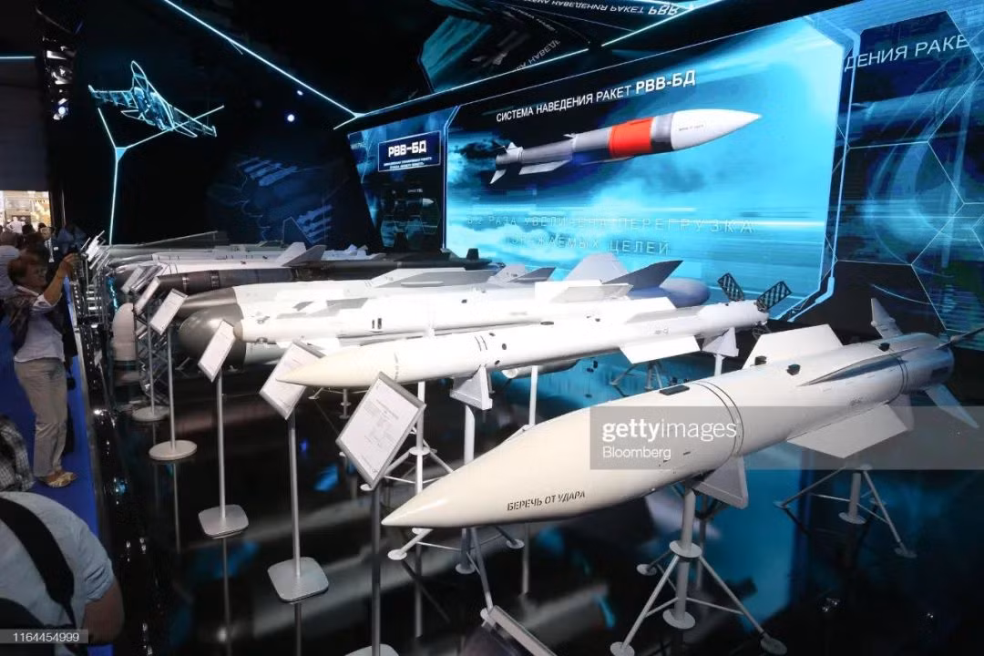 Không chỉ trang bị trên MiG-31BM, tại triển lãm MAKS-2019, tên lửa R-37M còn được trang bị trên tiêm kích đa năng Su-35S. Su-35S có thể mang hai tên lửa R-37 trên hai cánh và hai tên lửa còn lại được gắn dưới thân máy bay. 