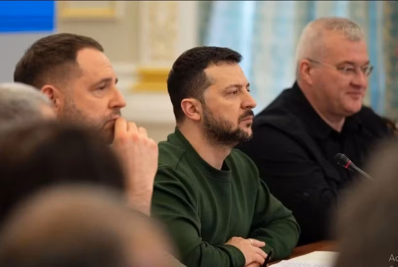 Na Uy là một trong các quốc gia tích cực ủng hộ Ukraine chống Nga; Ngoại trưởng Na Uy Espen Barth Eide ngày 15/4 thông báo, nước này đã đạt được thỏa thuận an ninh với Ukraine, khi cam kết viện trợ dân sự và quân sự trị giá 75 tỷ Kroner (6,9 tỷ USD) cho Ukraine trong giai đoạn từ năm 2023 đến năm 2027. (Ảnh: Tổng thống Ukraine Volodymyr Zelensky tại cuộc họp ở Kiev ngày 22/2/2024).