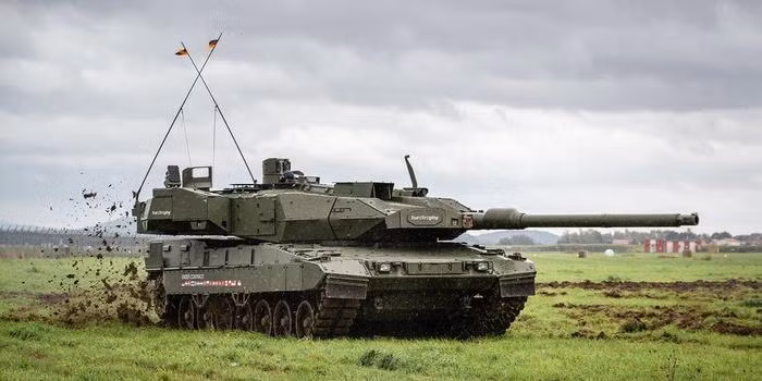  Na Uy đã chi số tiền khổng lồ: 1,7 tỷ euro mua 54 xe tăng Leopard 2A8; một số xe chiến đấu bộ binh CV90-30 không rõ số lượng, trị giá 300 triệu euro; 28 khẩu pháo tự hành K9 của Hàn Quốc và tên lửa HIMARS cùng bệ phóng, trị giá 200 triệu euro.