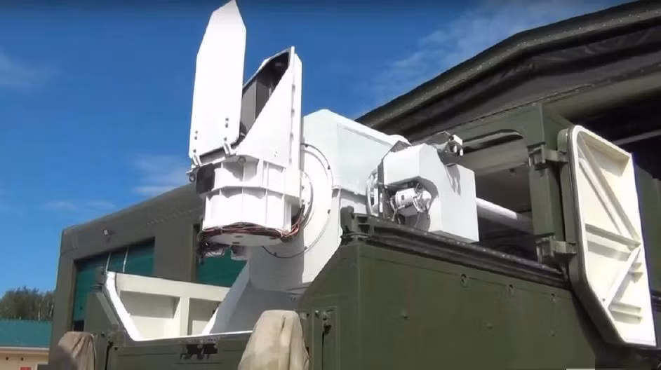 Ví dụ, thiết bị gây nhiễu chống UAV, dựa trên nguyên lý, tất cả UAV đều được điều khiển từ xa và cần nhận tín hiệu điều khiển; thiết bị gây nhiễu điện tử can thiệp vào tần số truyền- nhận tín hiệu của UAV, vũ khí vi sóng cũng thuộc loại này. Ngoài ra còn có phương pháp chế áp cứng bằng vũ khí như tên lửa, pháo, vũ khí laze, v.v. 