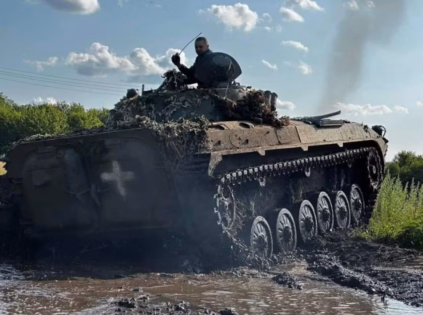 Việc Quân đội Ukraine bỏ hướng tấn công chính và chuyển sang tấn công vào sườn phụ là không phù hợp với cuộc chiến sau này, đi ngược với nguyên tắc chiến thuật cơ bản: “khi gặp bất lợi, phòng thủ bị động thì cần tập trung lực lượng vượt trội để chiến đấu”.