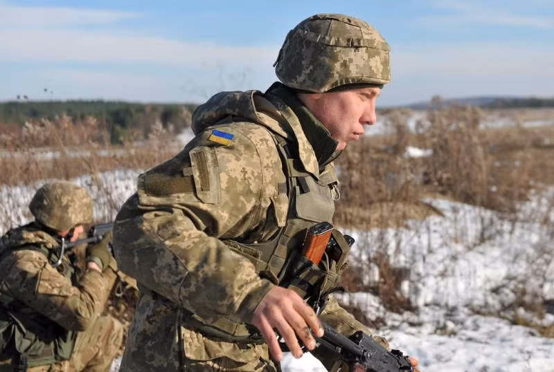 Ở thành phố Bakhmut, Quân đội Ukraine xây dựng hệ thống trận địa phòng ngự mạnh nhất trên hướng đông; sườn phía bắc và phía nam xây dựng hệ thống phòng ngự từ xa; dựa vào các làng mạc và khu dân cư (phía bắc dựa vào thị trấn chiến lược Soledar, hiện đã bị quân Nga tràn ngập), nên ở rìa thành phố trên hướng bắc và nam, hệ thống phòng ngự mỏng yếu.