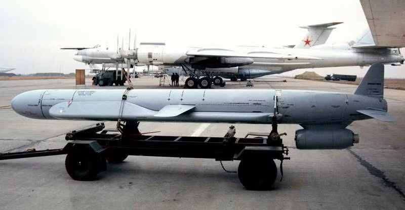 Vào tháng 1/1993, để đẩy nhanh tiến độ từ bỏ hạt nhân của Ukraine, Mỹ đã đồng ý cung cấp cho Ukraine 175 triệu USD cho việc tiêu hủy vũ khí hạt nhân và 155 triệu USD hỗ trợ kinh tế. Mỹ cũng sẽ đi đầu trong việc thiết lập các nền tảng để hỗ trợ cải cách kinh tế thị trường ở Ukraine, Belarus và các nước khác.