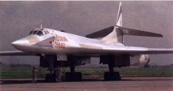 Ngoài tên lửa hạt nhân, máy bay ném bom chiến lược của Ukraine cũng là tâm điểm chú ý của Mỹ và Nga, đặc biệt là 19 chiếc Tu-160. Khi đó, Nga không có nhiều Tu-160 và Mỹ vô cùng lo sợ kẻ giết người này, vì sợ rằng tất cả những máy bay này sẽ rơi vào tay Nga.