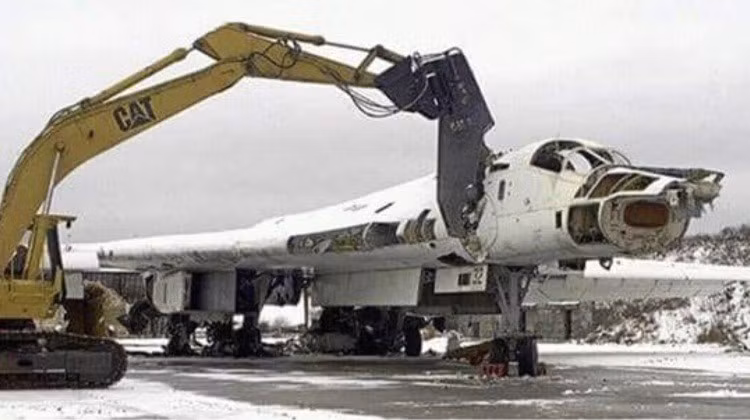 Nhưng sau khi những chiếc máy bay Tu-160 mất hoàn toàn giá trị sử dụng, số tiền Mỹ hứa trước đó cũng biến mất. Trong số 11 chiếc Tu-160 còn lại ở Ukraine, ngoại trừ một chiếc trong bảo tàng, 10 chiếc còn lại đều đã được phá. Như vậy đến lúc này, vũ khí hạt nhân và khả năng tấn công hạt nhân của Ukraine đã bị xóa sổ. Nguồn ảnh: Pinterest.