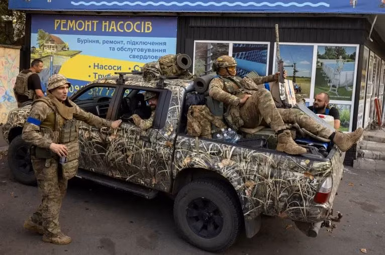 Do vậy, chỉ huy Quân đội Nga có thể sử dụng chiến thuật bao vây thành phố, buộc quân Ukraine phải rút lui. Theo các chuyên gia, việc mất Pokrovsk sẽ tước đi nguồn cung cấp hậu cần bằng đường sắt cho toàn bộ nhóm quân Ukraine ở phía tây Donbass. Việc vận chuyển vũ khí, thực phẩm cũng như sơ tán những người bị thương khi đó sẽ chỉ có thể thực hiện được bằng vận tải đường bộ, vốn cực kỳ dễ bị tên lửa Nga tấn công.