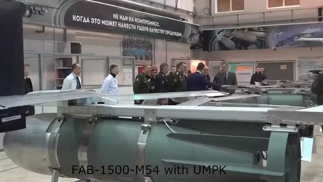 Bộ trưởng Quốc phòng Nga Sergey Shoigu cho biết, máy bay Su-34 sử dụng bom lượn có điều khiển để thực hiện các cuộc tấn công từ xa. Loại bom lượn này của Nga có thể thả cách xa mục tiêu tới 100 km. Sau đó, phi công quay trở lại sân bay theo lịch trình, còn bom sẽ tự động được lái đến mục tiêu. 