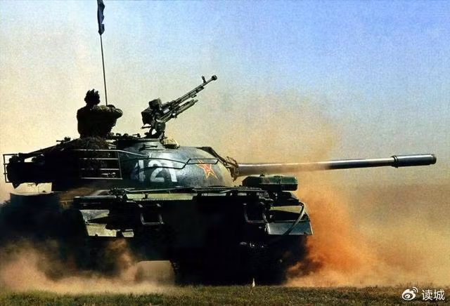 Vào cuối thập niên 1940 và thập niên 1950, xe tăng T-54 được trang bị pháo D-10T chắc chắn là xe tăng dẫn đầu trong số các loại xe tăng trên thế giới. Độ xuyên thẳng đứng của đạn xuyên giáp BR-412D của T-54 vượt quá 200 mm thép đồng nhất trong phạm vi 500 mét. 