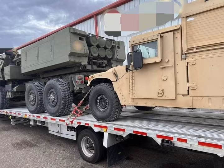 Còn theo thông tin mới nhất từ trang tạp chí Topwar của Nga, 4 xe phóng tên lửa HIMARS viện trợ bổ sung, đã vượt biên giới Ba Lan vào Ukraine. Chiếc thứ hai, cùng với radar trinh sát pháo binh, đã đến lãnh thổ Ukraine từ nước láng giềng Ba Lan. 