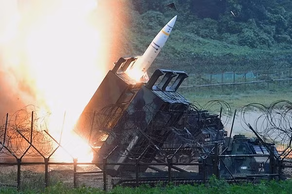 Trước đó vào ngày 27/8, người phát ngôn Lầu Năm Góc Pat nói với các phóng viên: "Các bạn đã nghe, chúng tôi đã nói rằng người Ukraine có thể sử dụng sự hỗ trợ an ninh của Mỹ, để tự bảo vệ mình khỏi các cuộc tấn công xuyên biên giới, hay nói cách khác là tiến hành một cuộc phản công. Nhưng liên quan đến các cuộc tấn công tầm xa nhằm vào lãnh thổ Nga, chính sách của chúng tôi không thay đổi”.