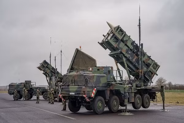 Vấn đề nghiêm trọng nhất hiện nay là các hệ thống phòng không Patriot của Ukraine cũng đã bị Nga phá hủy, vậy làm sao tên lửa phòng không Patriot có thể bảo vệ Ukraine, khi chúng thậm chí còn không thể tự bảo vệ mình?