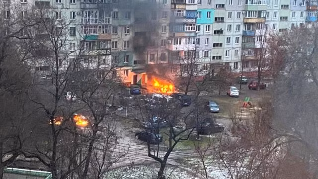 Trong khi đó, có nhiều thông tin về việc phía Lực lượng vũ trang Ukraine đang có dấu hiệu đuối sức trên hướng Kiev, trong bối cảnh thiếu lương thực, nhiên liệu và đạn dược trầm trọng vì bị quân Nga đang khép chặt vòng vây và chặt đứt các đường tiếp tế.