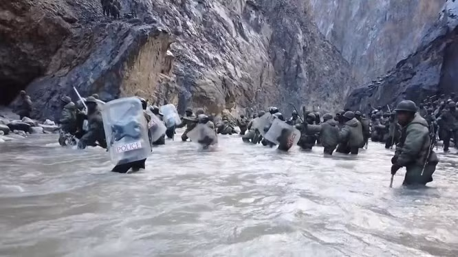 Trong khi đó, người phát ngôn của Quân đội Trung Quốc, Thượng tá Long Thiếu Hoa cho rằng, phía Ấn Độ cần tuân thủ các thỏa thuận liên quan và sự đồng thuận đạt được giữa hai nước và hai quân đội, thể hiện sự chân thành và có những hành động cụ thể, để cùng bảo vệ hòa bình và ổn định ở khu vực biên giới với Trung Quốc.