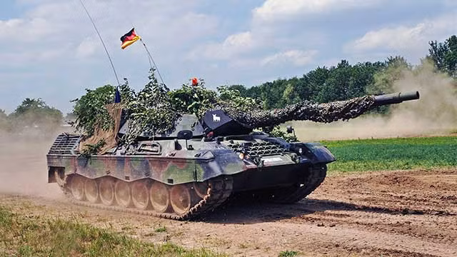 Chủ đề về xe tăng Leopard đã trở thành “mối tranh chấp xương máu” giữa Ba Lan và Đức. Kể từ năm ngoái, Ba Lan đã thất vọng với “quan hệ đối tác Đức”, khi Berlin hứa cung cấp cho Warsaw 50 xe tăng Leopard 2. Lẽ ra, chúng phải đến Ba Lan, sau khi Ba Lan đã viện trợ ít nhất 200 xe tăng T-72 cho Ukraine, khi cuộc xung đột Nga-Ukraine bùng nổ vào tháng 2/2022.
