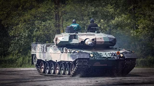 Tuy nhiên, Ba Lan dần nhận ra rằng, Đức không có xe tăng Leopard 2 để tặng. Theo các chuyên gia Ba Lan, Đức đã cạn một phần dự trữ xe tăng của mình trong những thập kỷ gần đây. Tức là những chiếc xe tăng được cất giữ đã được sử dụng để tháo rời và lấy các bộ phận của chúng, để làm phụ tùng thay thế cho những chiếc khác.
