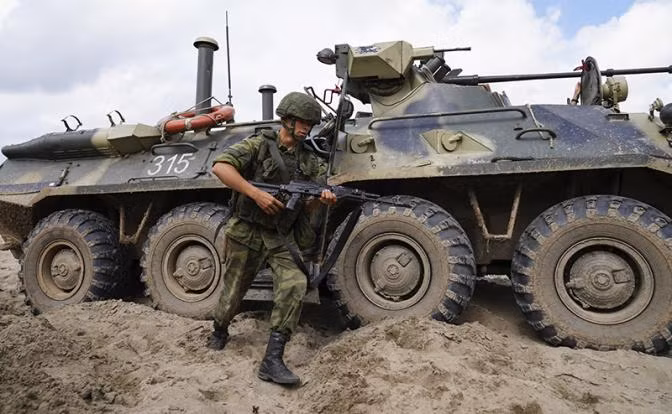 Một số nguồn tin Ukraine, trích dẫn một thông tin tình báo từ Quân đội Ukraine cho biết, các đơn vị tấn công của Quân đội Nga đã vượt qua được kênh Seversky Donets-Donbass, nơi chia thành phố Chasov Yar thành hai phần và giành được chỗ đứng vững chắc ở các vị trí ở bờ đối diện.