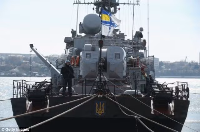 Theo các chuyên gia Nga, Hải quân Ukraine cố tình đi đến các hành động khiêu khích chống lại Nga, và họ tin rằng, Kiev sẽ nhận được sự hỗ trợ từ các nước phương Tây. Còn trước đó, Bộ trưởng Bộ Quốc phòng Ukraine Aleksey Reznikov đã ra lệnh bắt đầu di chuyển các tàu chiến của Ukraine từ Biển Đen đến Biển Azov.