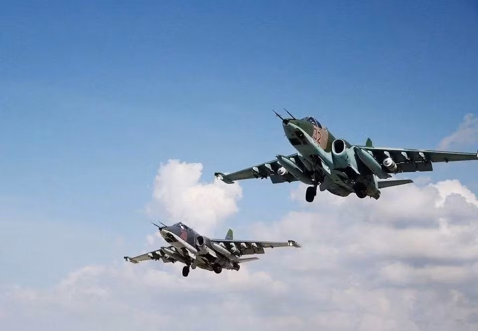 Một cách khác là tìm kiếm, xác định và định vị HIMARS thông qua trinh sát liên tục trên không. Dù đang điều động, nghỉ ngơi hay đang trong giai đoạn chuẩn bị phóng, chỉ cần bị phát hiện, hàng không có thể điều động xuất kích từ trên không.