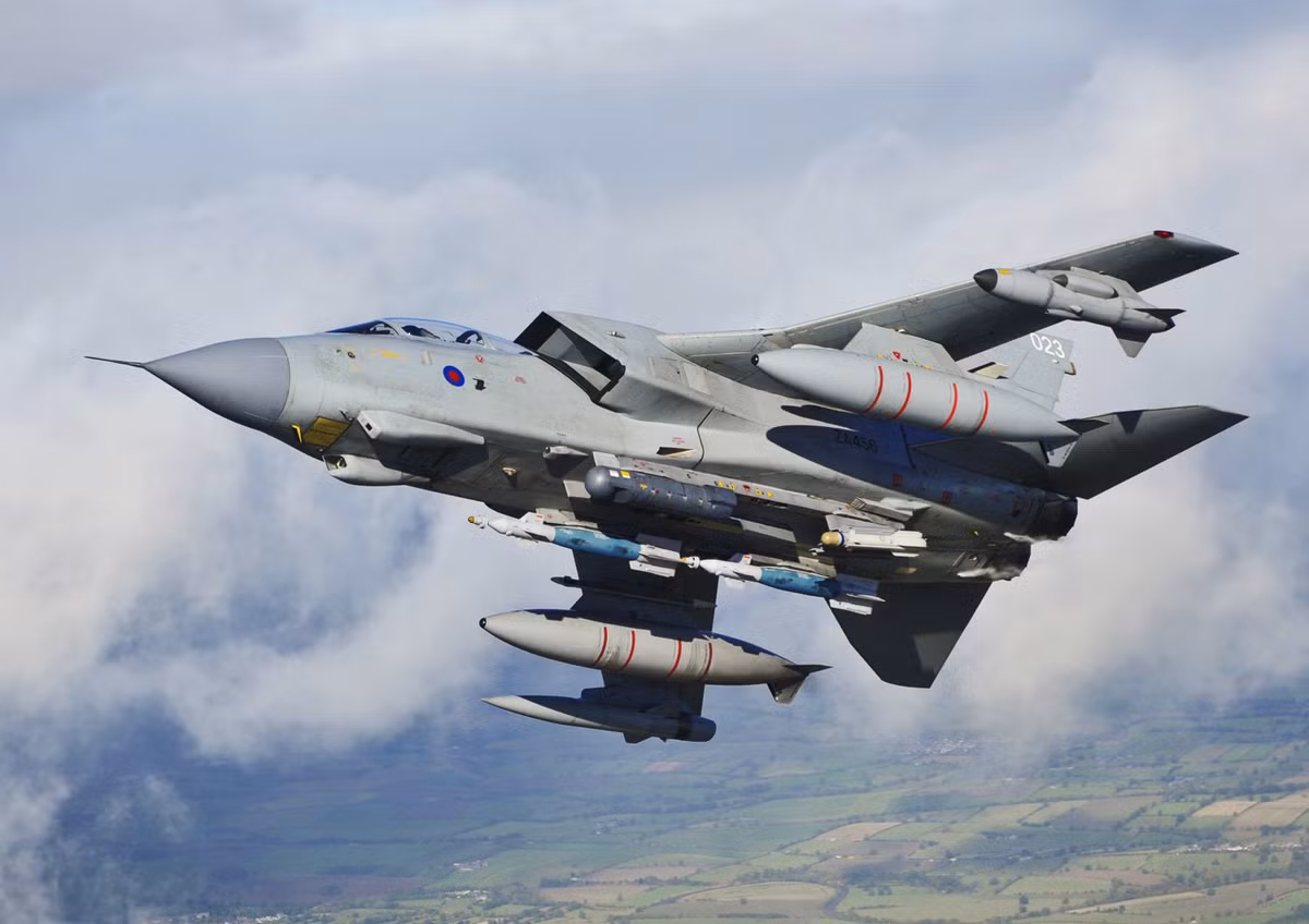 Chiếc Tornado GR4 trên đang trên đường trở về căn cứ, sau khi tham gia không kích lực lượng Vệ binh Cộng hòa ở ngoại ô Baghdad. Đại tá không quân Al Lockwood, phát ngôn viên quân đội Anh tại vùng Vịnh khi đó nói: “Đây không phải là sự khởi đầu mà chúng ta mong muốn. Tuy nhiên chiến tranh chứ không phải tập trận”.