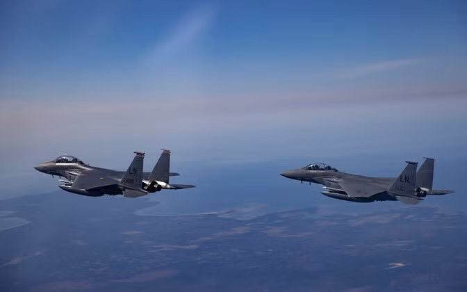 Còn trên khu vực Baltic, hiện máy bay chiến đấu F-15E của Không quân Mỹ đã được triển khai tại Estonia theo thỏa thuận của NATO; vừa qua đã xảy ra việc máy bay chiến đấu F-15E đóng tại đây, đã cố gắng đánh lừa các máy bay chiến đấu Su-35 và hệ thống S-400 của Nga tại Kaliningrad.